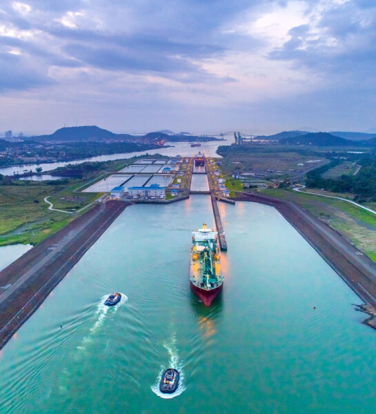 Barcos en tránsito por el Canal de Panamá