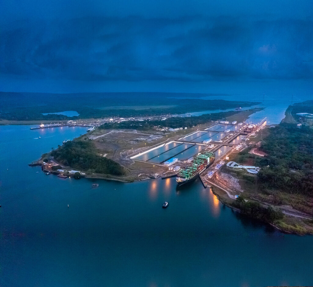 Vista nocturna y aérea del Canal de Panamá