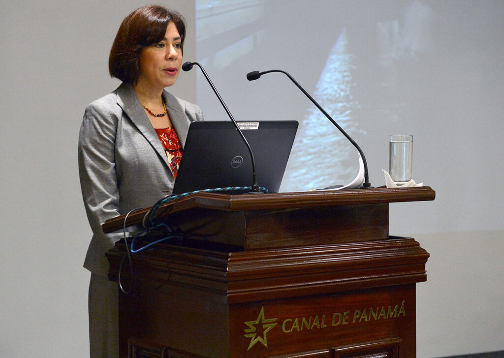 Silvia de Marucci, Canal de Panamá