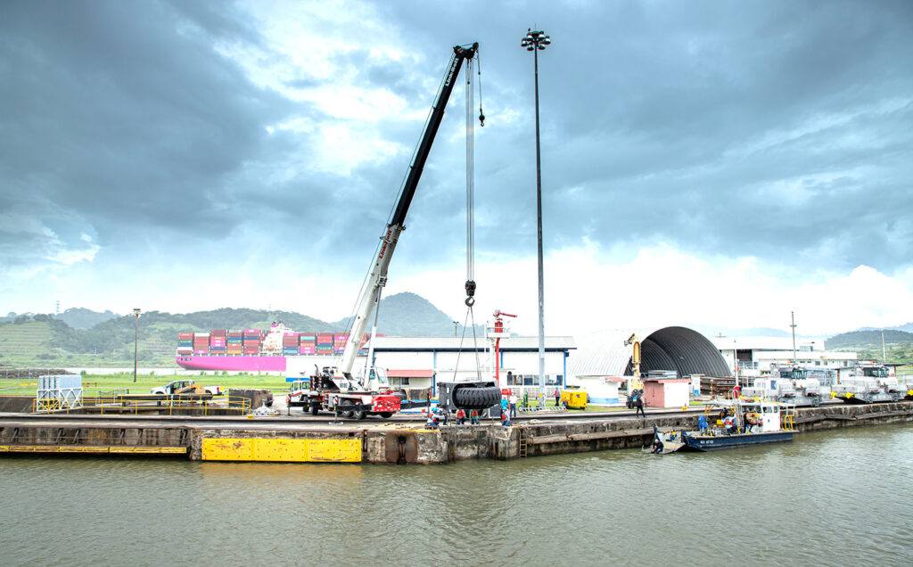 Mantenimiento en el Canal de Panamá - El Faro 
