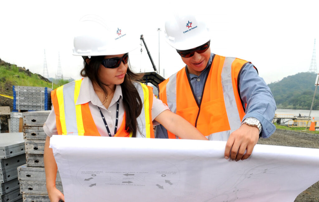 Actualmente más de 5 mil colaboradores del Canal realizan trabajos tércnicos. El poder de la preparación técnica - El Faro - Canal de Panamá