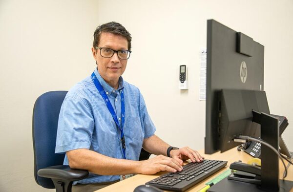 El Dr. James Denham, médico ocupacional del Canal de Panamá