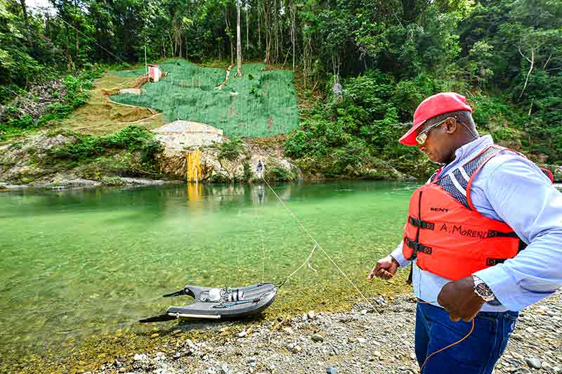 Personal de campo monitorea los niveles de los ríos. El agua: elemento primordial