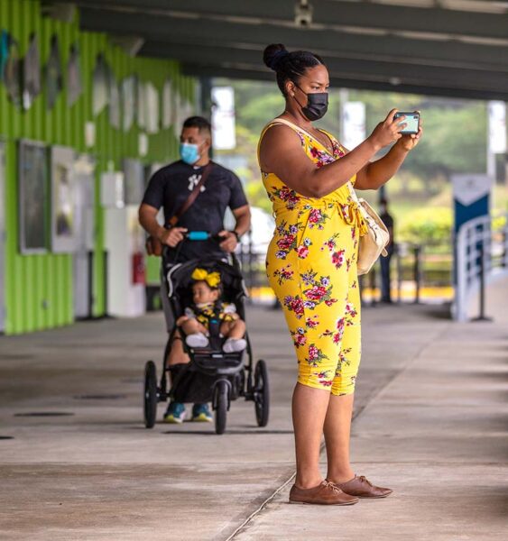 Turistas en el Centro de Visitantes de Agua Clara Turistas en el Centro de Visitantes de Agua Clara
