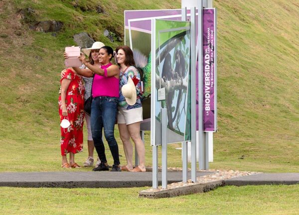 Grupo de turistas en el Centro de Visitantes de Agua Clara Grupo de turistas en el Centro de Visitantes de Agua Clara