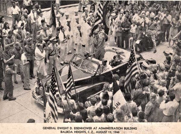 El general Dwight D. Eisenhower en el Edificio de la Administración, el 13 de agosto de 1946