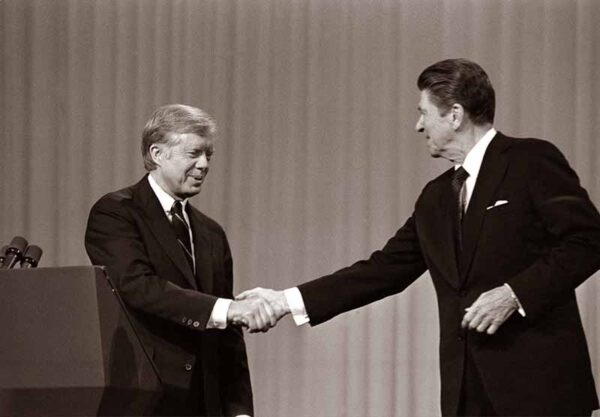 Jimmy Carter (left) and Ronald Reagan in a presidential debate. Source: Wisconsin Public Radio Jimmy Carter (izq.) y Ronald Reagan en un debate presidencial.