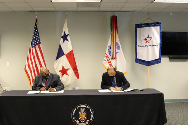 Theodore Brown (izq.), de USACE, y Sarinder Singh, del Canal de Panamá.