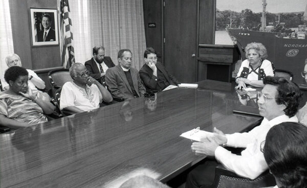 Desmond Tutu en reunión con Fernando Manfredo, subadministrador del Canal de Panamá en 1989.