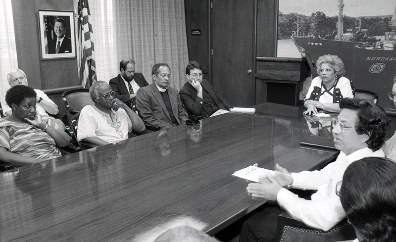 Desmond Tutu en reunión con Fernando Manfredo, subadministrador del Canal de Panamá en 1989.