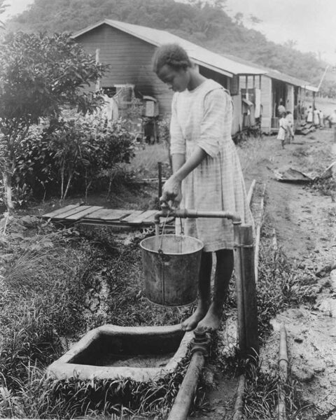 One of the first tasks of the sanitation of the cities of Panama and Colon was to provide drinking water through pipes near the houses.