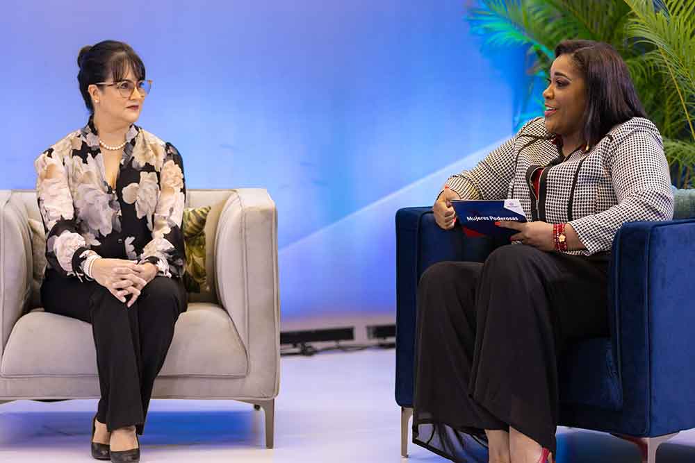 Jeannette Díaz Granados, quien ha supervisado empresas multinacionales, exhortó a las mujeres a apoyarse las unas a las otras.