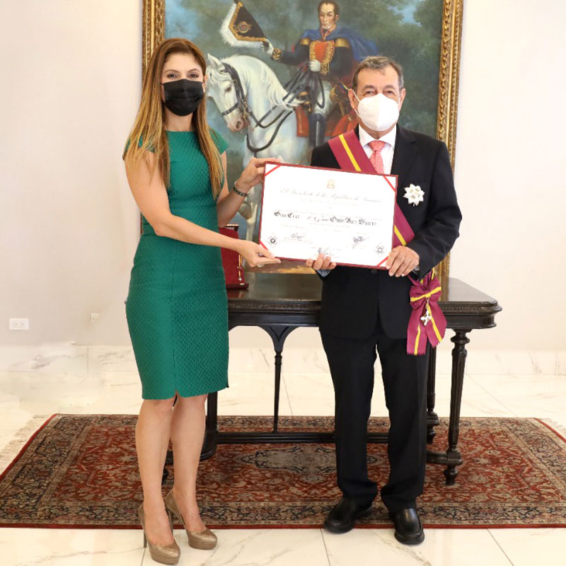 El Canal de Panamá celebra honores brindados al doctor Omar Jaén Suárez.