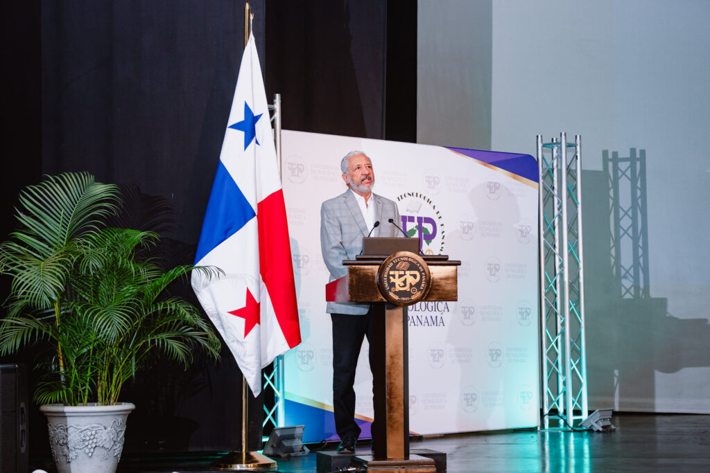 El administrador del Canal, Ricaurte Vásquez Morales, participó en el Segundo Foro de Observación de la Tierra para el Beneficio Social