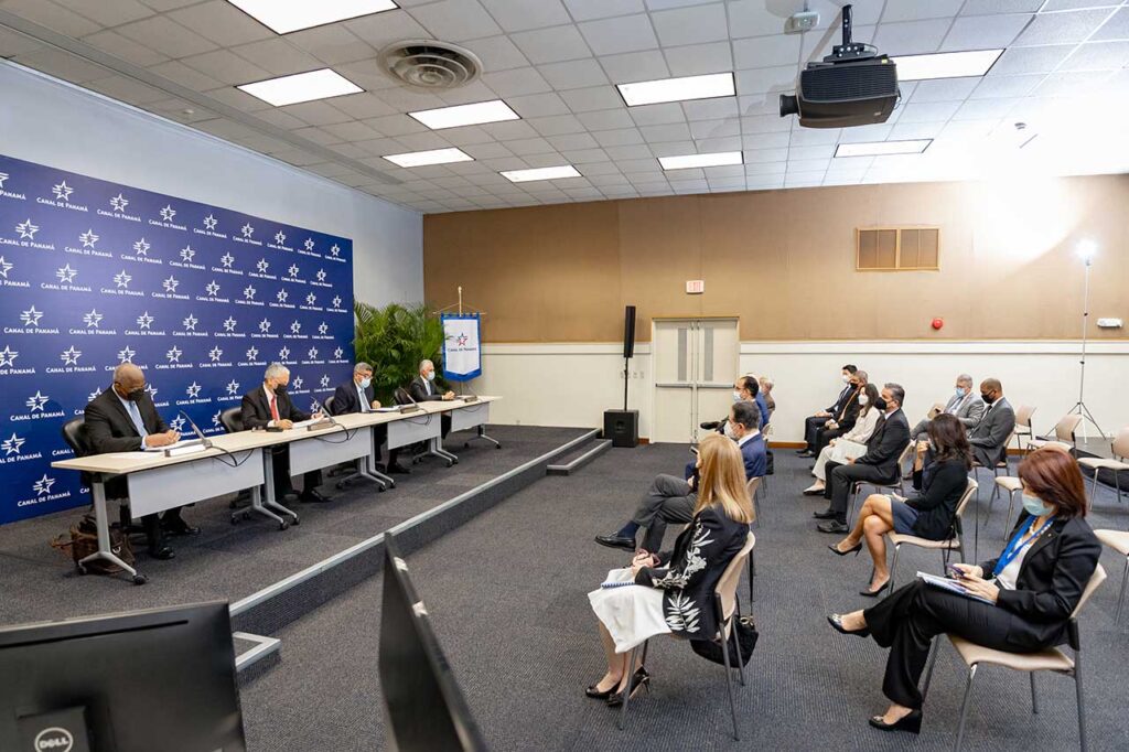 El Canal de Panamá recibe aportes de la industria sobre nueva estructura simplificada de peajes en audiencia pública
