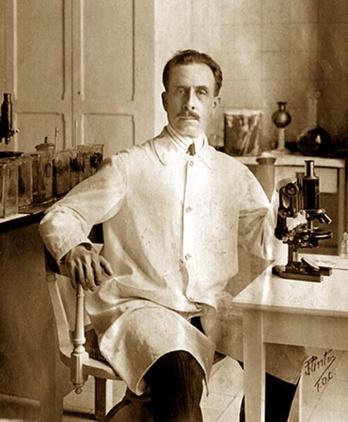 It is called Chagas disease in honor of the Brazilian doctor Carlos Chagas, discoverer of the disease. Se le llama enfermedad de Chagas en honor al doctor brasileño Carlos Chagas, descubridor de la enfermedad.