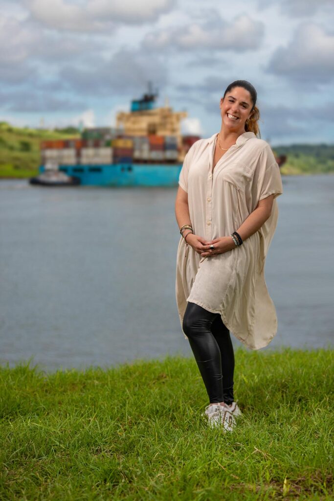 Shirley Binder Shirley Binder, hija del mar - Revista El Faro - Canal de Panamá