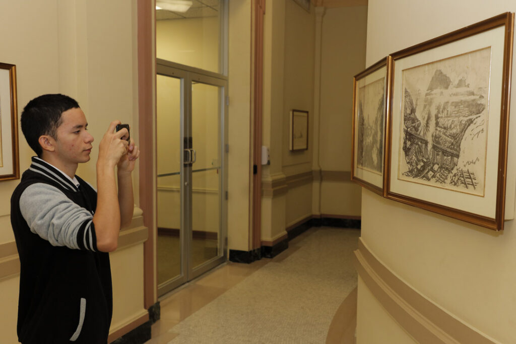 Estudiantes participantes delConcurso Nacional de Oratoria visitan Edificio de Administración.