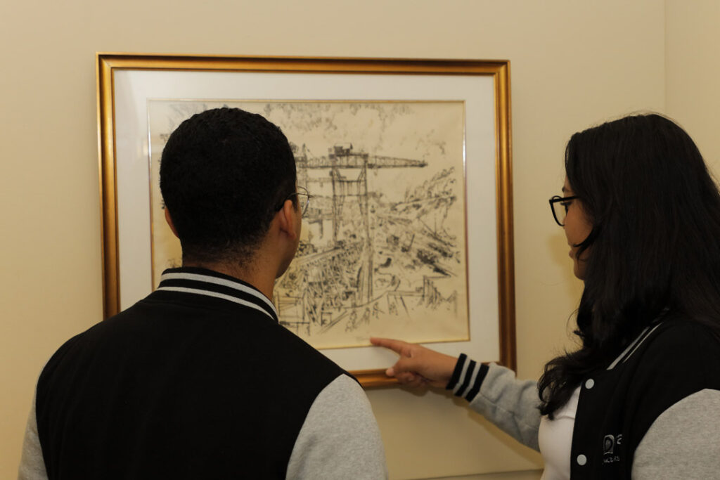 Estudiantes participantes delConcurso Nacional de Oratoria visitan Edificio de Administración.