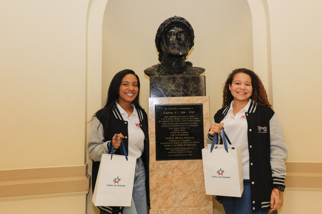 Estudiantes participantes delConcurso Nacional de Oratoria visitan Edificio de Administración.