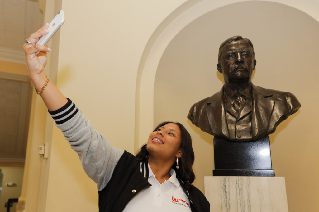 Estudiantes participantes delConcurso Nacional de Oratoria visitan Edificio de Administración.