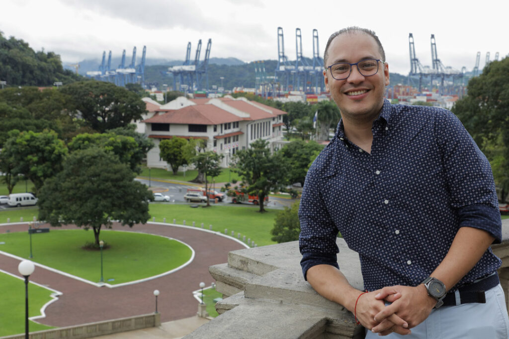 Estudiantes participantes del Concurso Nacional de Oratoria visitan Edificio de Administración.