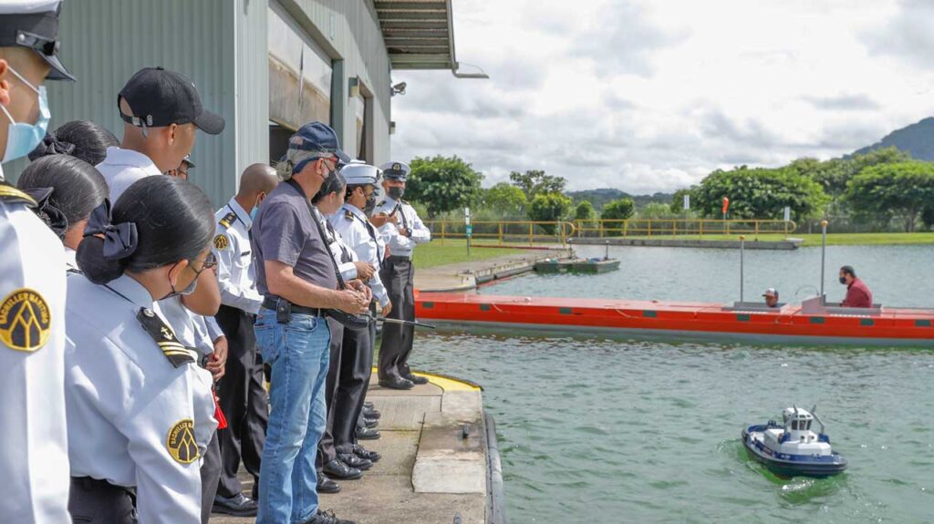 Unos 250 estudiantes del bachillerato marítimo visitaron el Centro de Maniobras de Buques a Escala y el Centro de Simulación, Investigación y Desarrollo Marítimo del Canal.