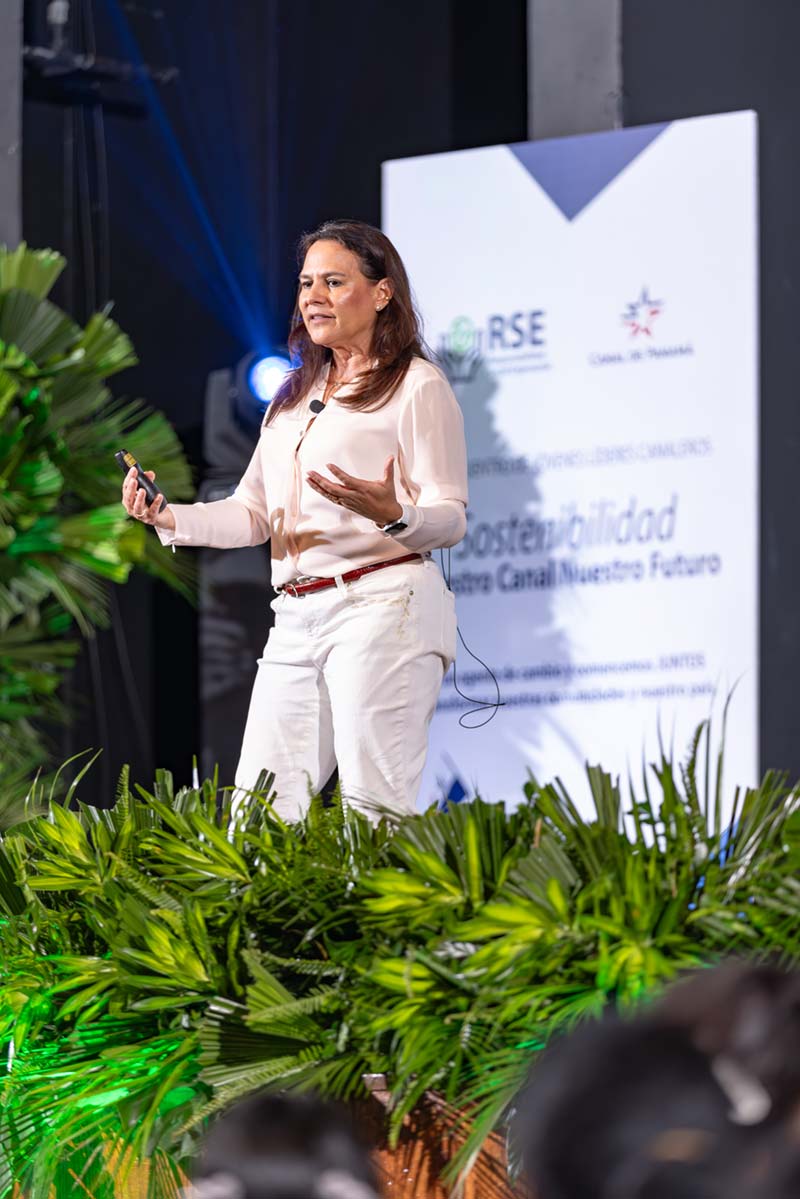 Ilya Espino de Marotta - Sosteniendo el Legado - Canal de Panamá - Revista El Faro