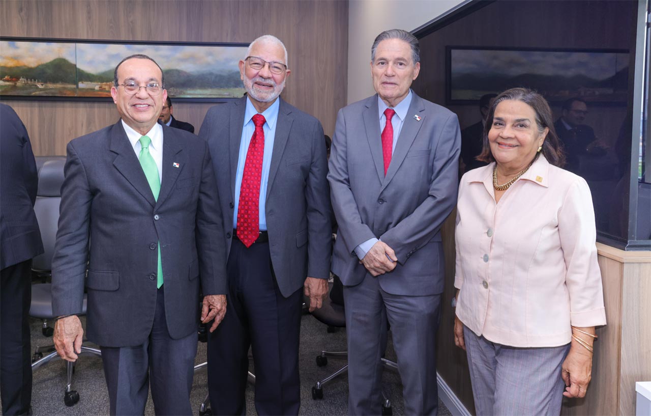 Canal de Panamá fortalece su compromiso institucional con las bibliotecas más importantes del país 
- Revista El Faro