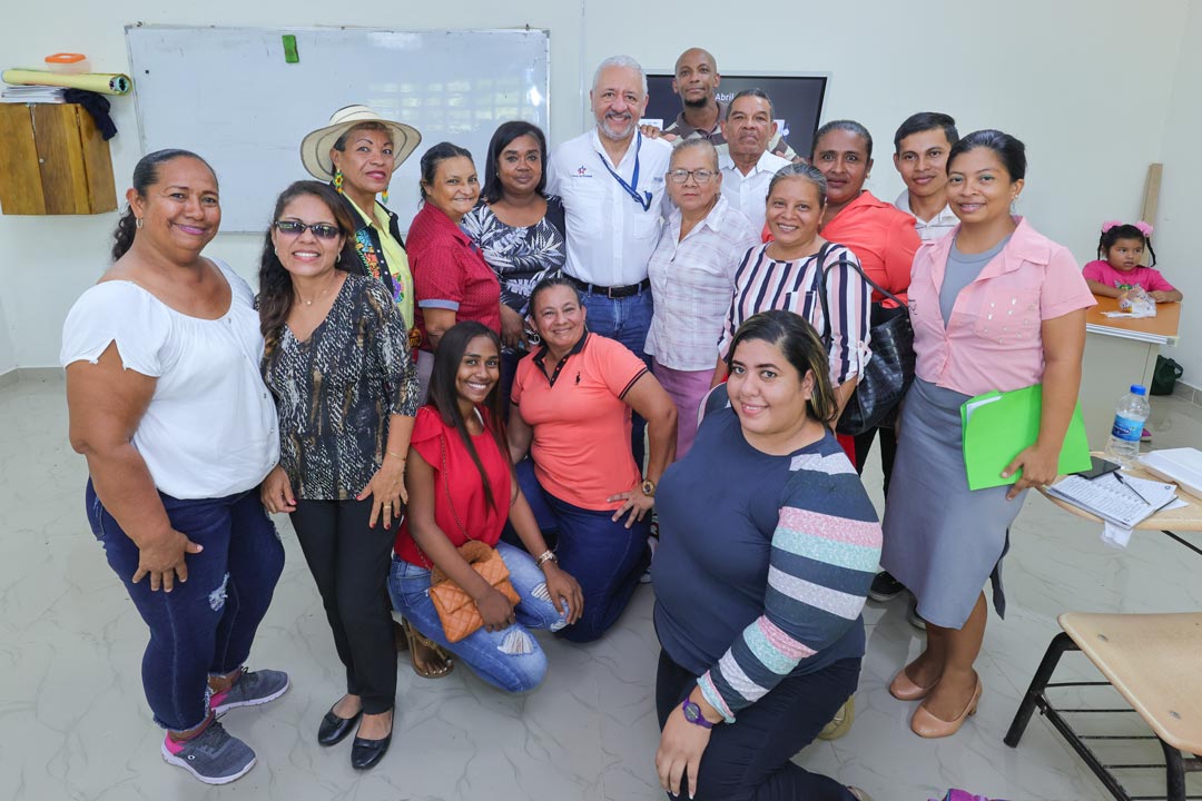 Este proyecto tiene como objetivo mantener la calidad del agua potable para consumo humano. El Canal de Panamá instaló una planta desalinizadora en el corregimiento de Escobal (Colón), con capacidad para abastecer a 6,000 personas por día (asumiendo un consumo promedio diario de 200 litros por persona) con el objetivo de estudiar y probar la eficiencia y costos de la tecnología de ósmosis inversa. Conoce los detalles en tu revista El Faro.
