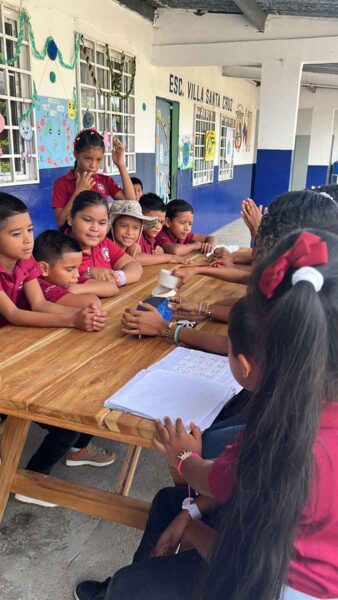 Niños y jóvenes de Salamanca en Colón reforestan la cuenca canalera.