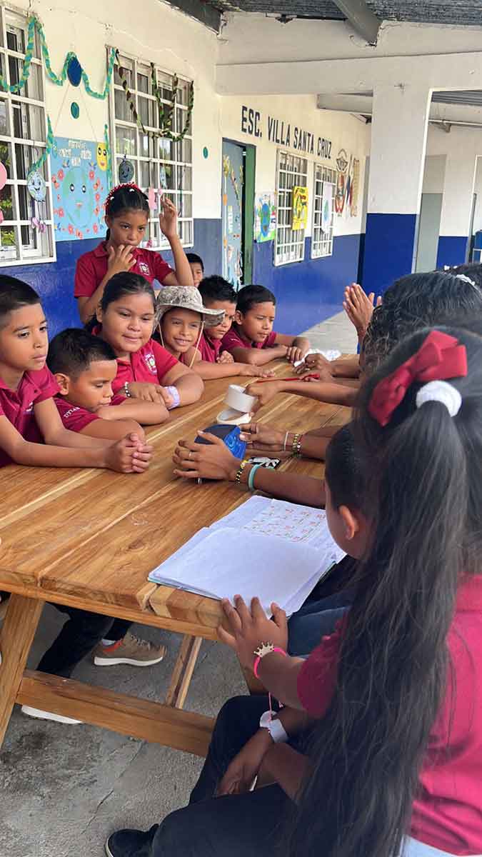 Niños y jóvenes de Salamanca en Colón reforestan la cuenca canalera.