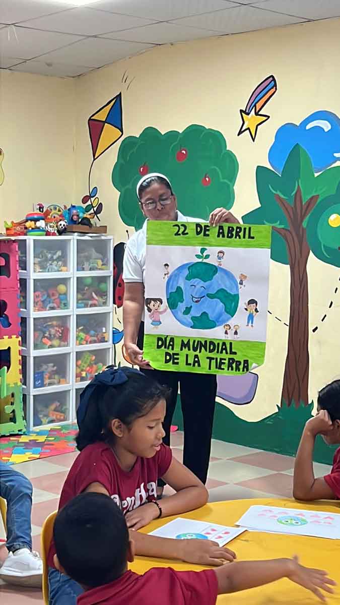 Niños y jóvenes de Salamanca en Colón reforestan la cuenca canalera.