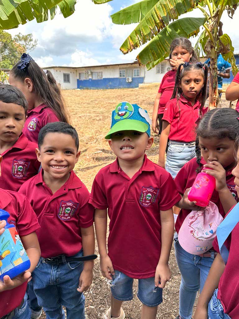 Niños y jóvenes de Salamanca en Colón reforestan la cuenca canalera.