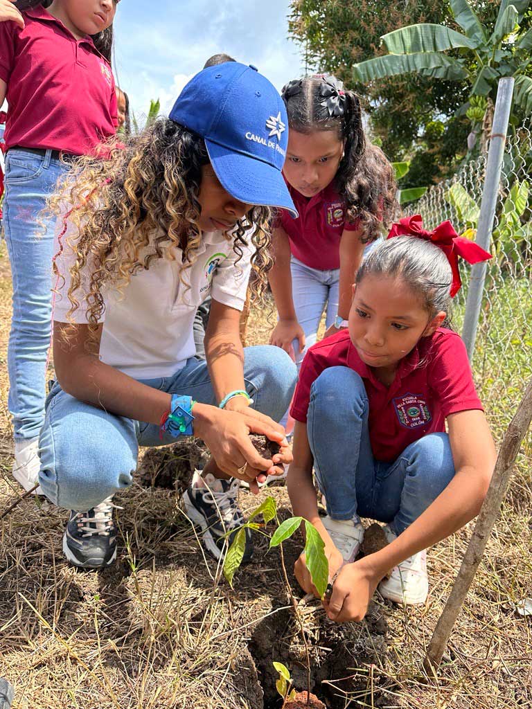 Niños y jóvenes de Salamanca en Colón reforestan la cuenca canalera.