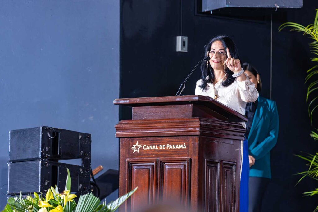 La graduación reciente de canaleros del Programa de Liderazgo - Revista El Faro