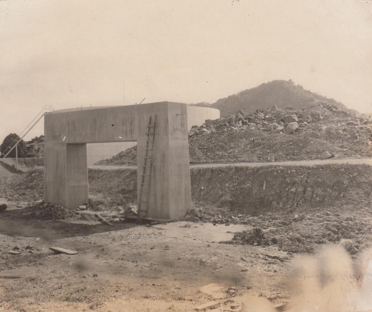 Historia del puente de las Américas Base de concreto terminada.