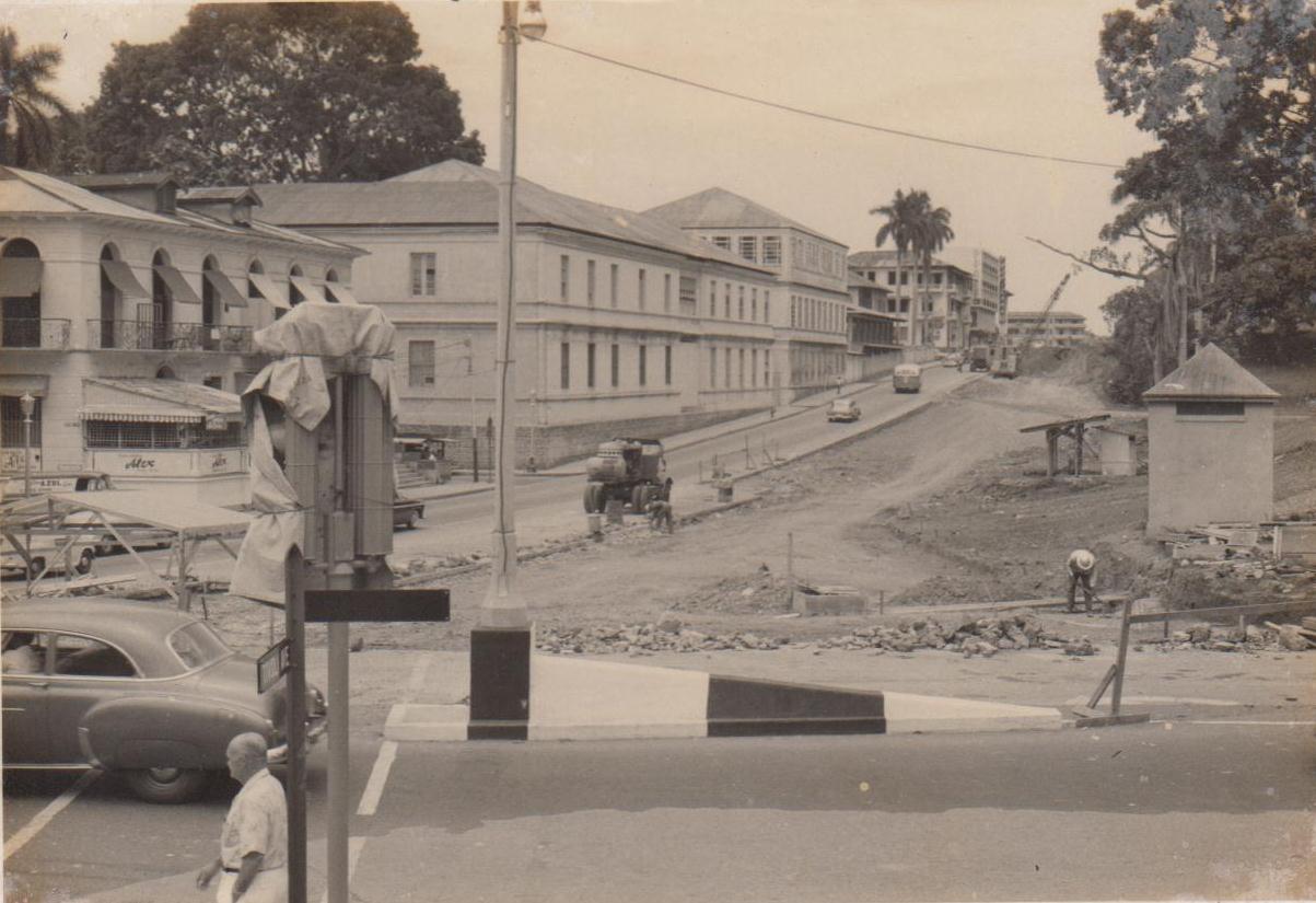 Historia del puente de las Américas Construyendo carretera que conectaría con el puente, avenida de los Mártires (4 de julio).