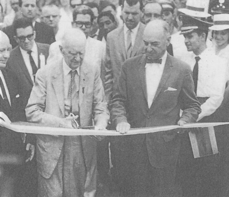 Historia del puente de las Américas Maurice Thatcher (izquierda), era en 1962 el único miembro sobreviviente de la Comisión del Canal del Istmo (ICC por sus siglás en inglés) y por eso se le confirió el honor de poner su nombre en el primer puente sobre le Canal. Por solicitud de los panameños, el nombre cambio oficialmente a puente las Américas en 1981.