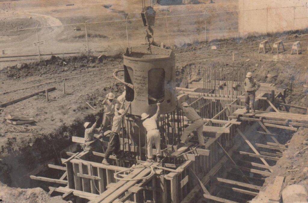 Fundación de las bases del Puente de las Américas.