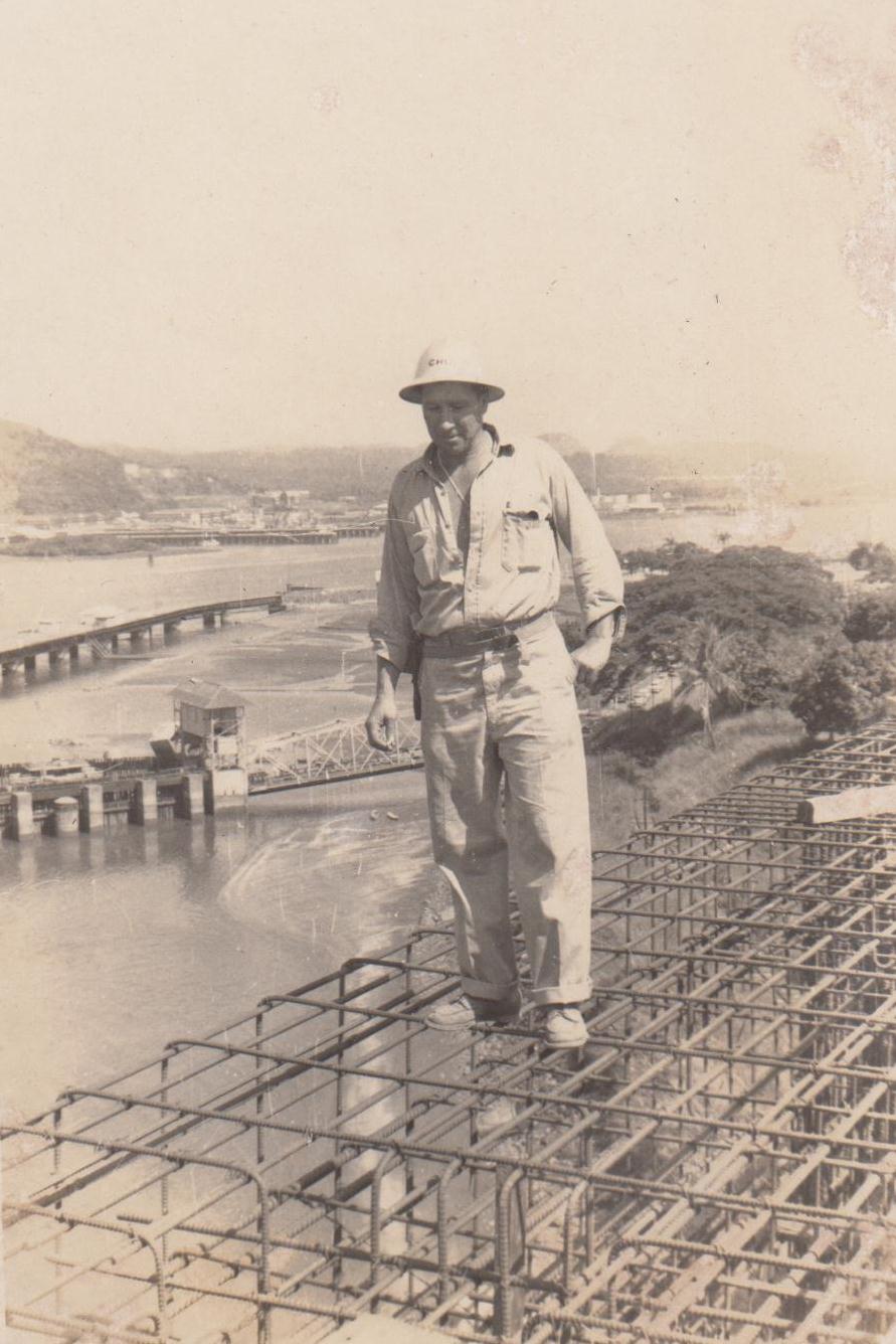 Historia del puente de las Américas Obrero en la cima del Puente de las Américas durante su construcción.