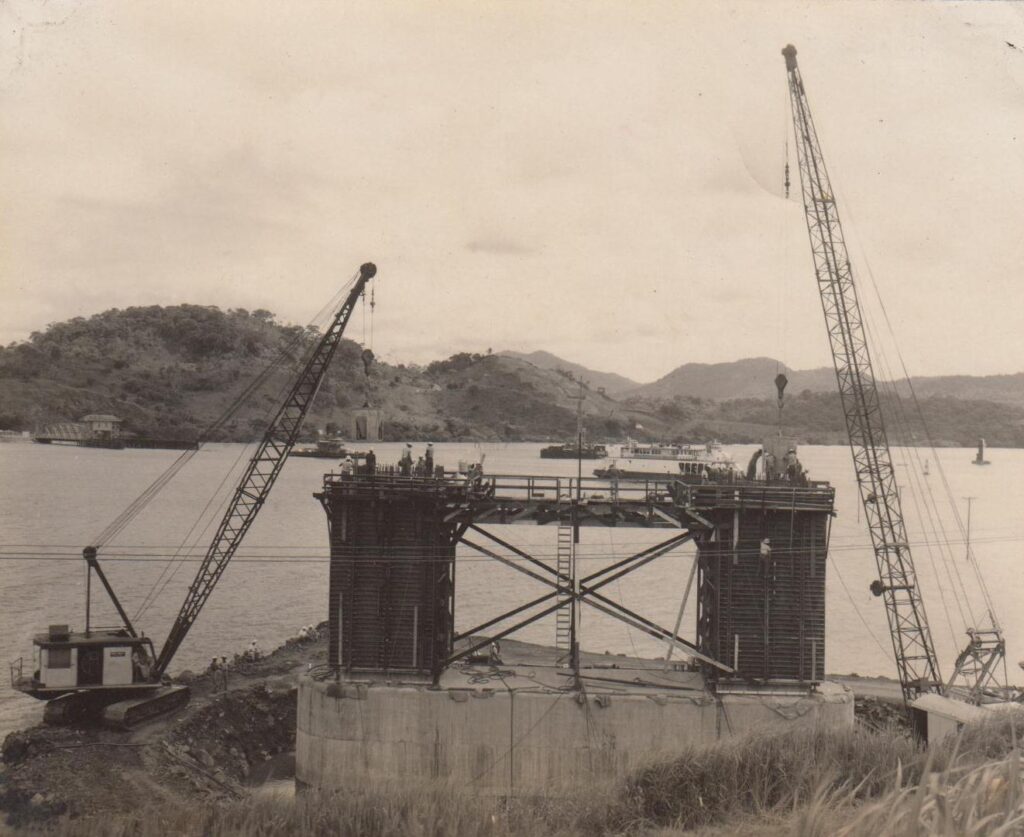 Historia del puente de las Américas Vista de las bases del área del este y oeste.