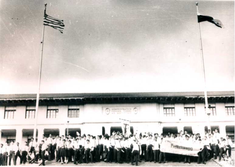Estudiantes del Instituto Nacional en las escalinatas del Edificio de la Administración del Canal de Panamá.
