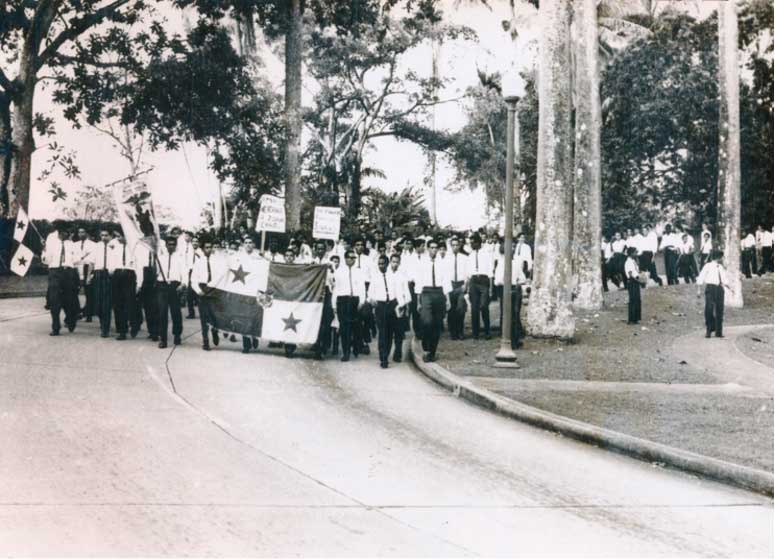 9 de enero de 1964 - Estudiantes del Instituto Nacional de Panama ingresan a la Zona del Canal en protesta.