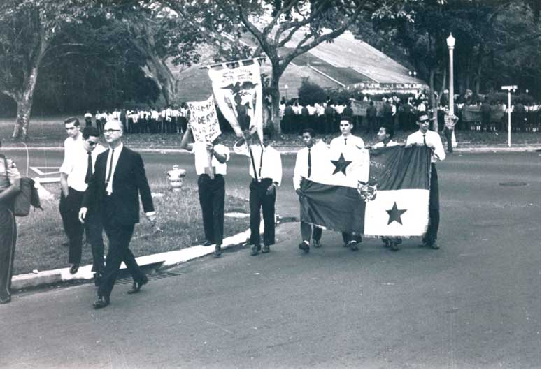 9 de enero de 1964 – Seis estudiantes del Instituto Nacional de Panamá en dirección a la asta de la Secunduria de Balboa.