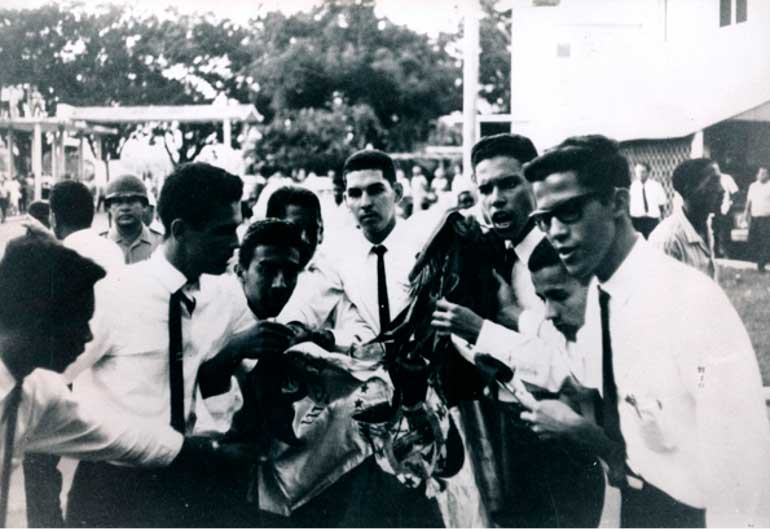 9 de enero de 1964 – Prueba de rasgamiento de la bandera panameña.