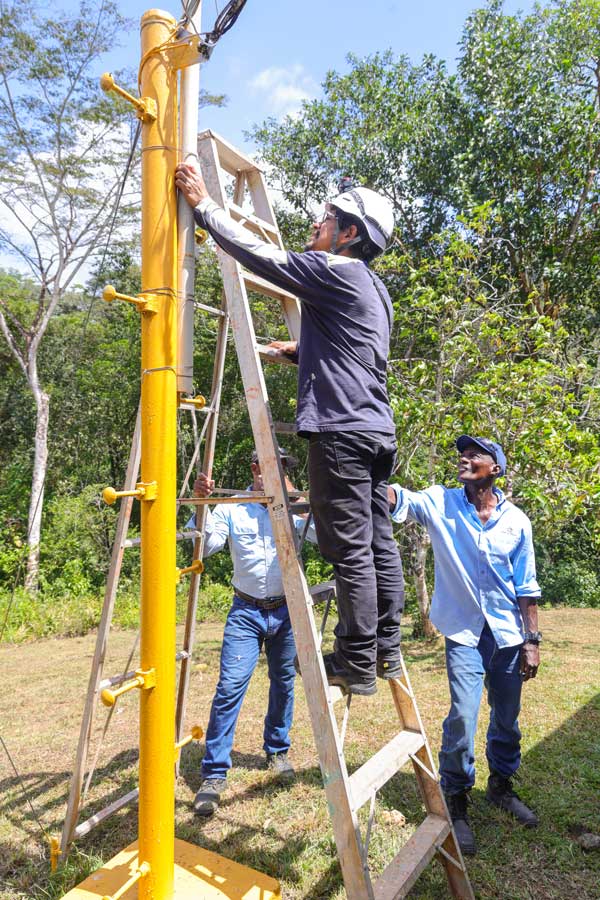 Conexión histórica en el Chagres: antena satelital en la estación hidrometeorológica Chico