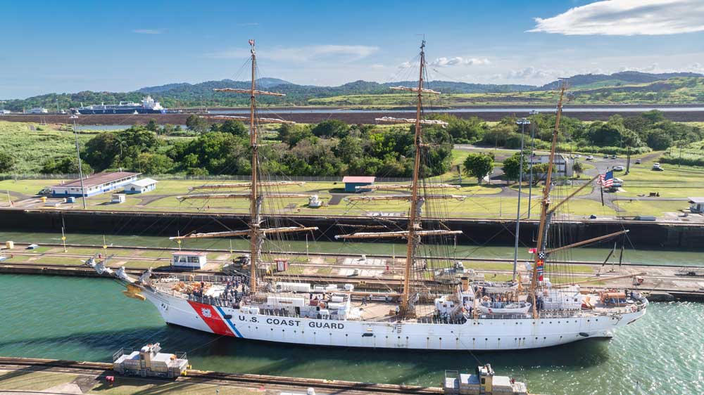 Alex Haley y “Raíces”: La creación de un clásico a bordo del buque escuela Eagle